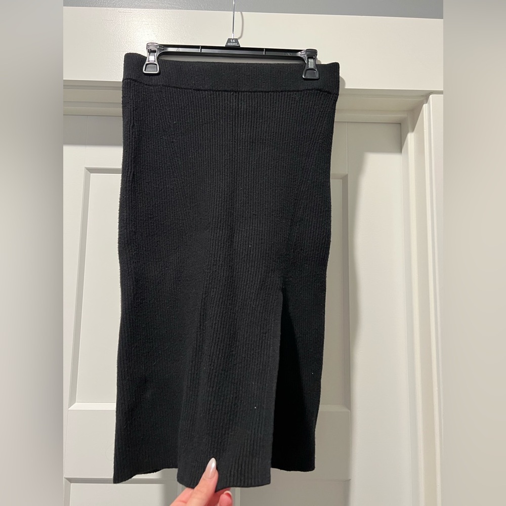 Abercrombie and Fitch skirt
Black sweater skirt with slit
Size Medium